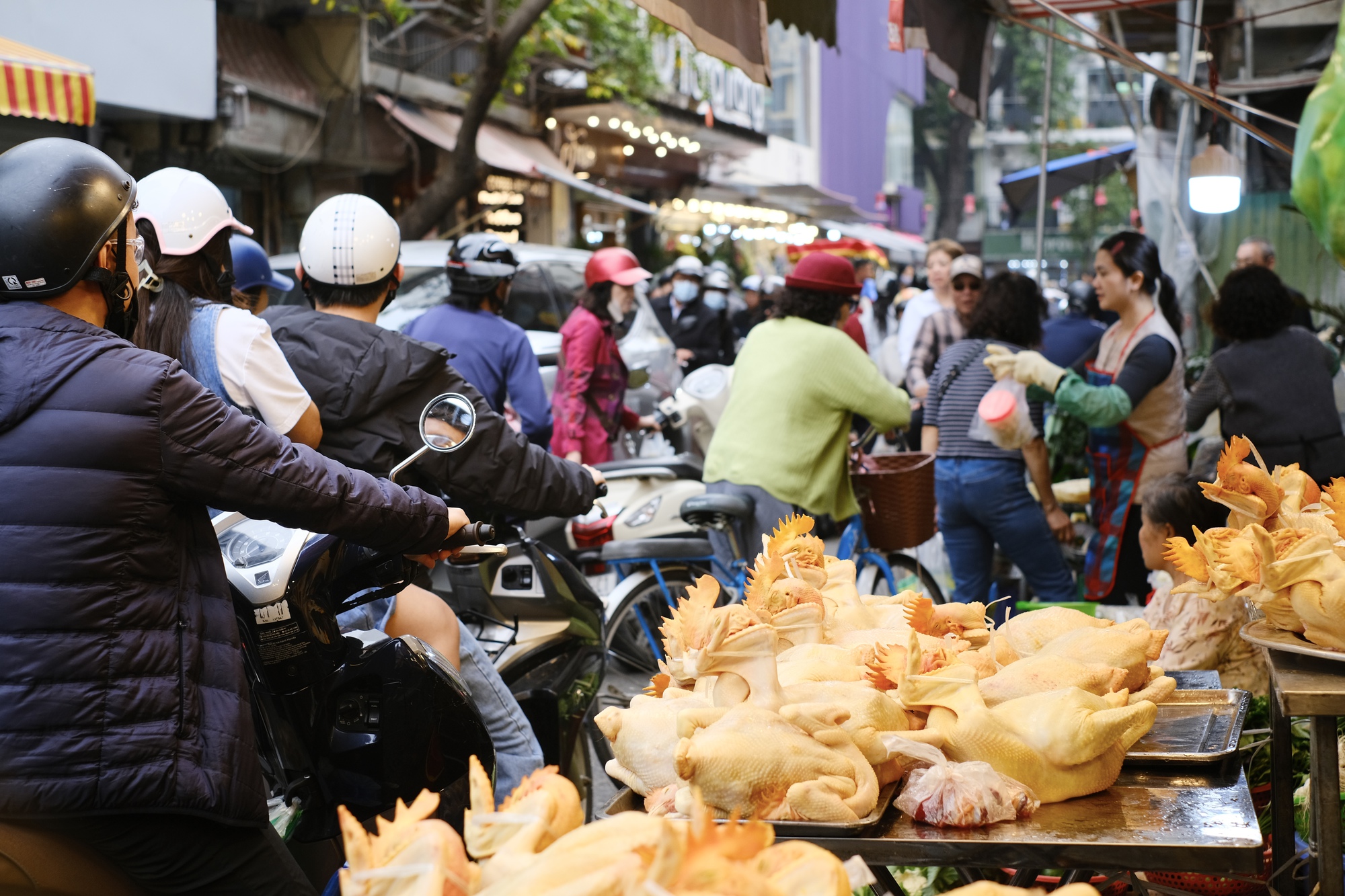 Soi gi&aacute; chợ &ldquo;nh&agrave; gi&agrave;u&rdquo; 27 Tết: G&agrave; ngậm hoa hồng gần 1 triệu đồng/con vẫn b&aacute;n v&egrave;o v&egrave;o, kh&aacute;ch n&oacute;i một c&acirc;u nghe l&agrave; hiểu v&igrave; sao- Ảnh 13.