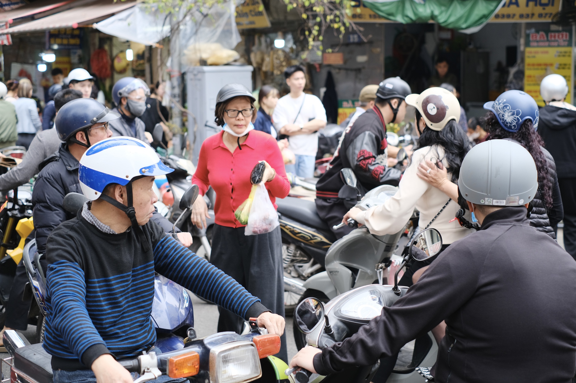 Soi gi&aacute; chợ &ldquo;nh&agrave; gi&agrave;u&rdquo; 27 Tết: G&agrave; ngậm hoa hồng gần 1 triệu đồng/con vẫn b&aacute;n v&egrave;o v&egrave;o, kh&aacute;ch n&oacute;i một c&acirc;u nghe l&agrave; hiểu v&igrave; sao- Ảnh 11.