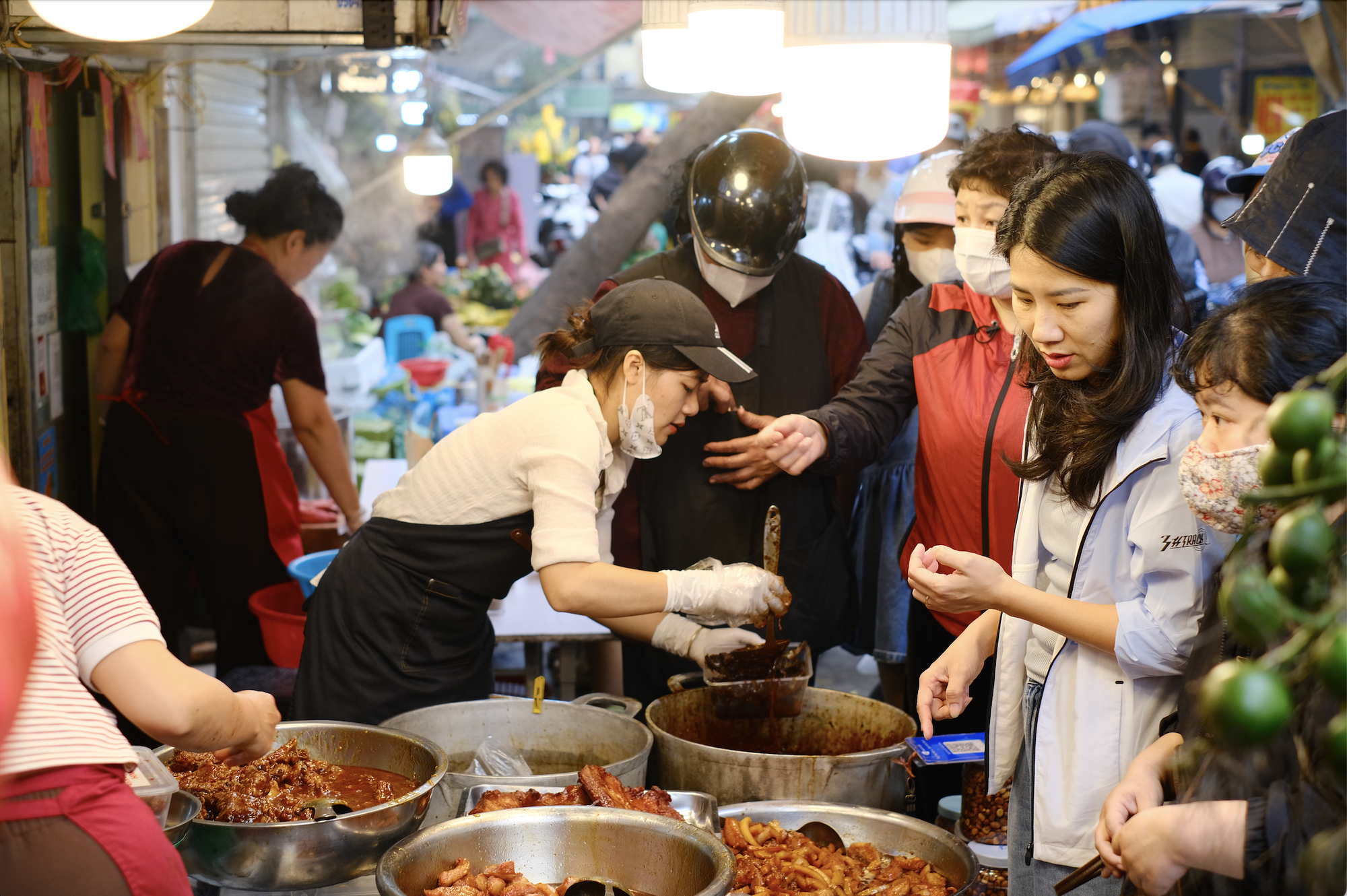 Soi gi&aacute; chợ &ldquo;nh&agrave; gi&agrave;u&rdquo; 27 Tết: G&agrave; ngậm hoa hồng gần 1 triệu đồng/con vẫn b&aacute;n v&egrave;o v&egrave;o, kh&aacute;ch n&oacute;i một c&acirc;u nghe l&agrave; hiểu v&igrave; sao- Ảnh 9.