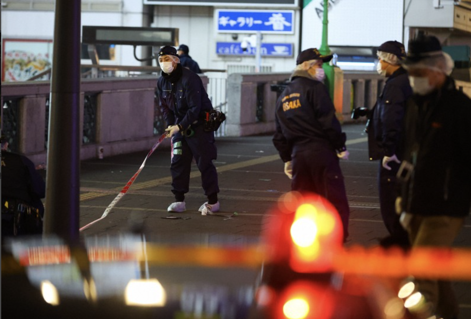 Đ&ecirc;m lễ Valentine &aacute;m ảnh tại Nhật Bản: 3 nam thanh ni&ecirc;n bị đ&acirc;m gục giữa phố đ&ocirc;ng, nghi phạm 20 tuổi &ocirc;m dao biến mất- Ảnh 2.