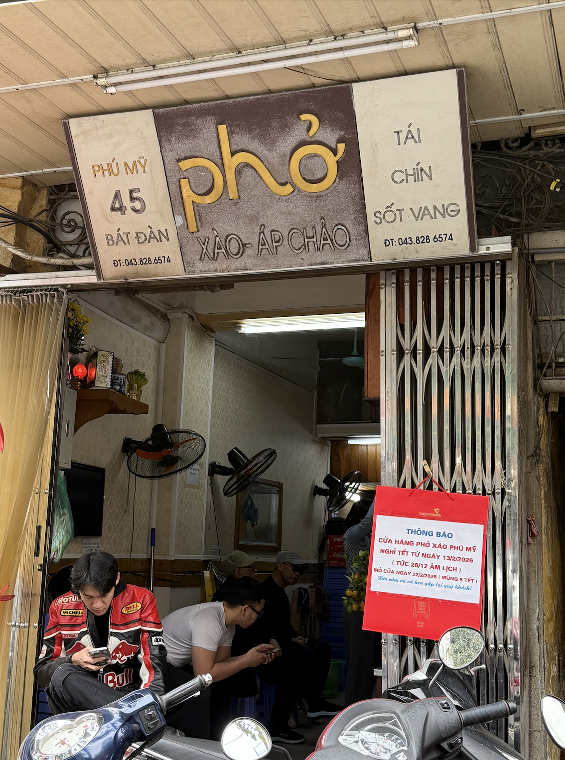 Nh&igrave;n người ta nghỉ Tết m&agrave; sốt ruột thay: Loạt qu&aacute;n nổi tiếng H&agrave; Nội đ&oacute;ng cửa d&agrave;i chưa từng thấy, c&oacute; nơi tận nửa th&aacute;ng- Ảnh 10.