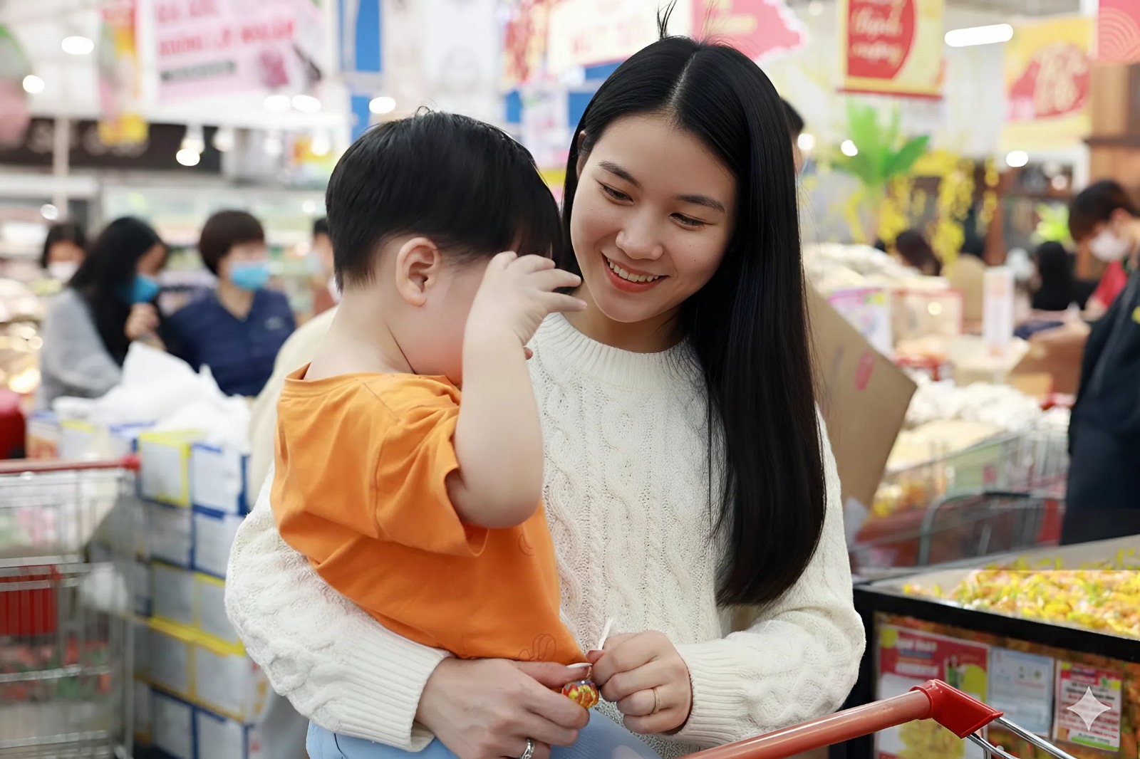 Nghe l&eacute;n cuộc tr&ograve; chuyện của 2 mẹ con nọ trong si&ecirc;u thị ng&agrave;y gi&aacute;p Tết, t&ocirc;i phải thốt l&ecirc;n: Sao m&agrave; dạy con hay đến thế!- Ảnh 1.