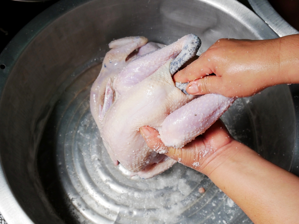 Luộc g&agrave; c&uacute;ng giao thừa chớ bỏ qua 3 thao t&aacute;c quan trọng: G&agrave; đẹp, v&agrave;ng ươm, thịt căng mọng, kh&ocirc;ng kh&ocirc;- Ảnh 2.