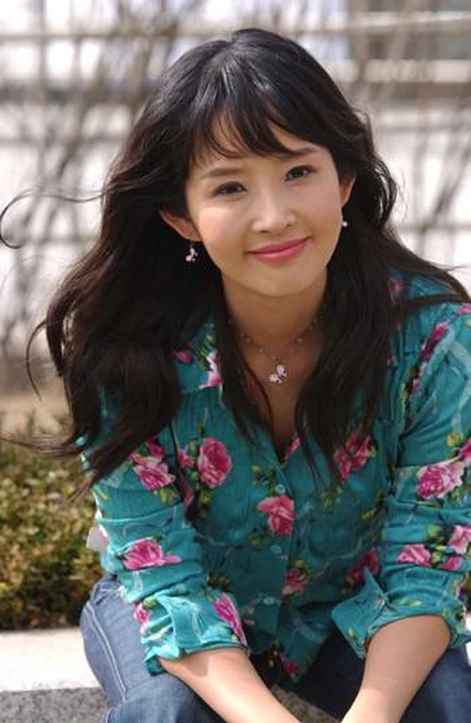 Hot nhất H&agrave;n Quốc: Con g&aacute;i cố minh tinh Choi Jin Sil kết h&ocirc;n với bạn trai đ&aacute;ng tuổi ch&uacute;, nụ h&ocirc;n của cặp đ&ocirc;i khiến MXH nổ tung- Ảnh 6.