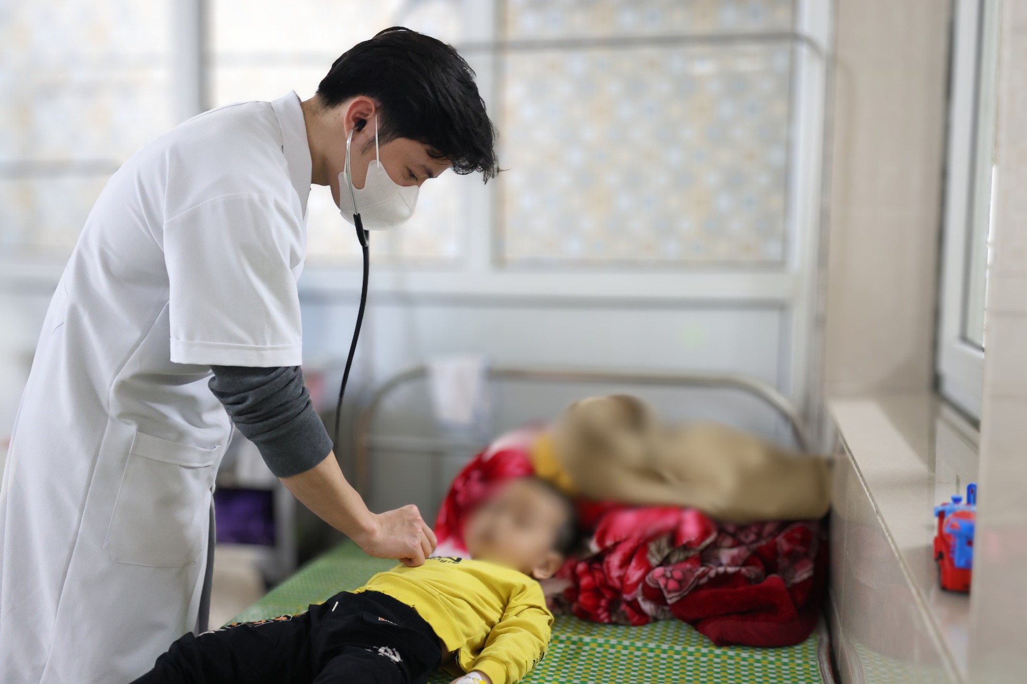 Ninh B&igrave;nh: B&eacute; 3 tuổi uống nhầm axit trong l&uacute;c bố mẹ mải m&ecirc; dọn nh&agrave; đ&oacute;n Tết, b&aacute;c sĩ thăm kh&aacute;m nh&igrave;n thực trạng kh&ocirc;ng khỏi x&oacute;t xa- Ảnh 1.