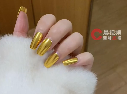 Mẫu nail chơi Tết g&acirc;y chấn động: C&ocirc; g&aacute;i l&agrave;m bộ m&oacute;ng bằng v&agrave;ng gi&aacute; 100 triệu khiến d&acirc;n mạng đ&ograve;i đến qu&eacute;t vụn m&oacute;ng tay- Ảnh 1.