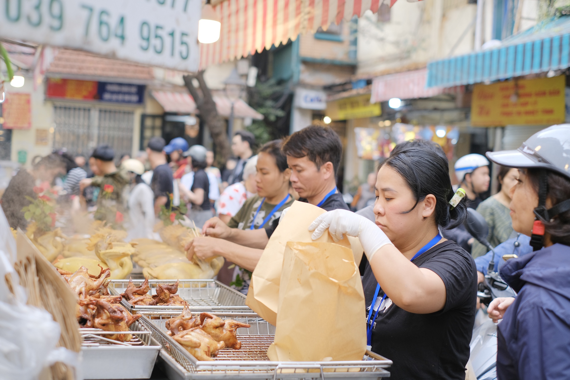 Soi gi&aacute; chợ &ldquo;nh&agrave; gi&agrave;u&rdquo; 27 Tết: G&agrave; ngậm hoa hồng gần 1 triệu đồng/con vẫn b&aacute;n v&egrave;o v&egrave;o, kh&aacute;ch n&oacute;i một c&acirc;u nghe l&agrave; hiểu v&igrave; sao- Ảnh 8.