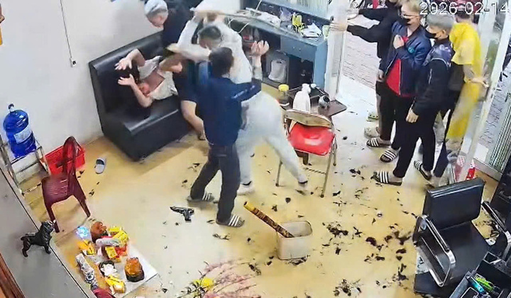 Nh&oacute;m người cầm vật giống s&uacute;ng x&ocirc;ng v&agrave;o tiệm cắt t&oacute;c h&agrave;nh hung, đ&ograve;i tiền ở Hưng Y&ecirc;n- Ảnh 2.