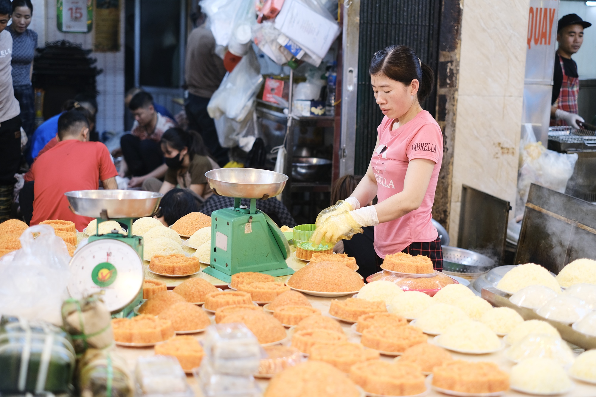 Soi gi&aacute; chợ &ldquo;nh&agrave; gi&agrave;u&rdquo; 27 Tết: G&agrave; ngậm hoa hồng gần 1 triệu đồng/con vẫn b&aacute;n v&egrave;o v&egrave;o, kh&aacute;ch n&oacute;i một c&acirc;u nghe l&agrave; hiểu v&igrave; sao- Ảnh 6.