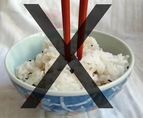 5 điều đại kỵ tr&ecirc;n m&acirc;m cơm người Việt: Nhiều người v&ocirc; t&igrave;nh mắc phải mỗi ng&agrave;y- Ảnh 1.