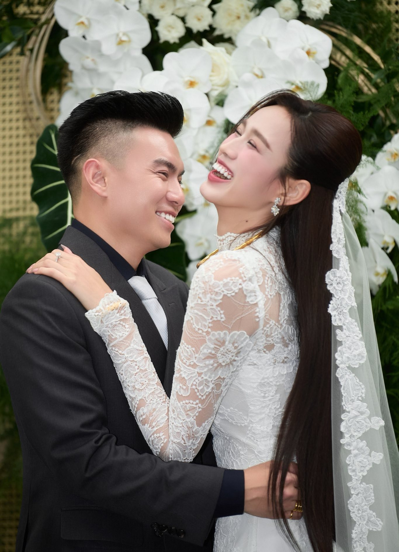 Nụ h&ocirc;n g&acirc;y dậy s&oacute;ng của Đỗ H&agrave; v&agrave; Viết Vương- Ảnh 4.