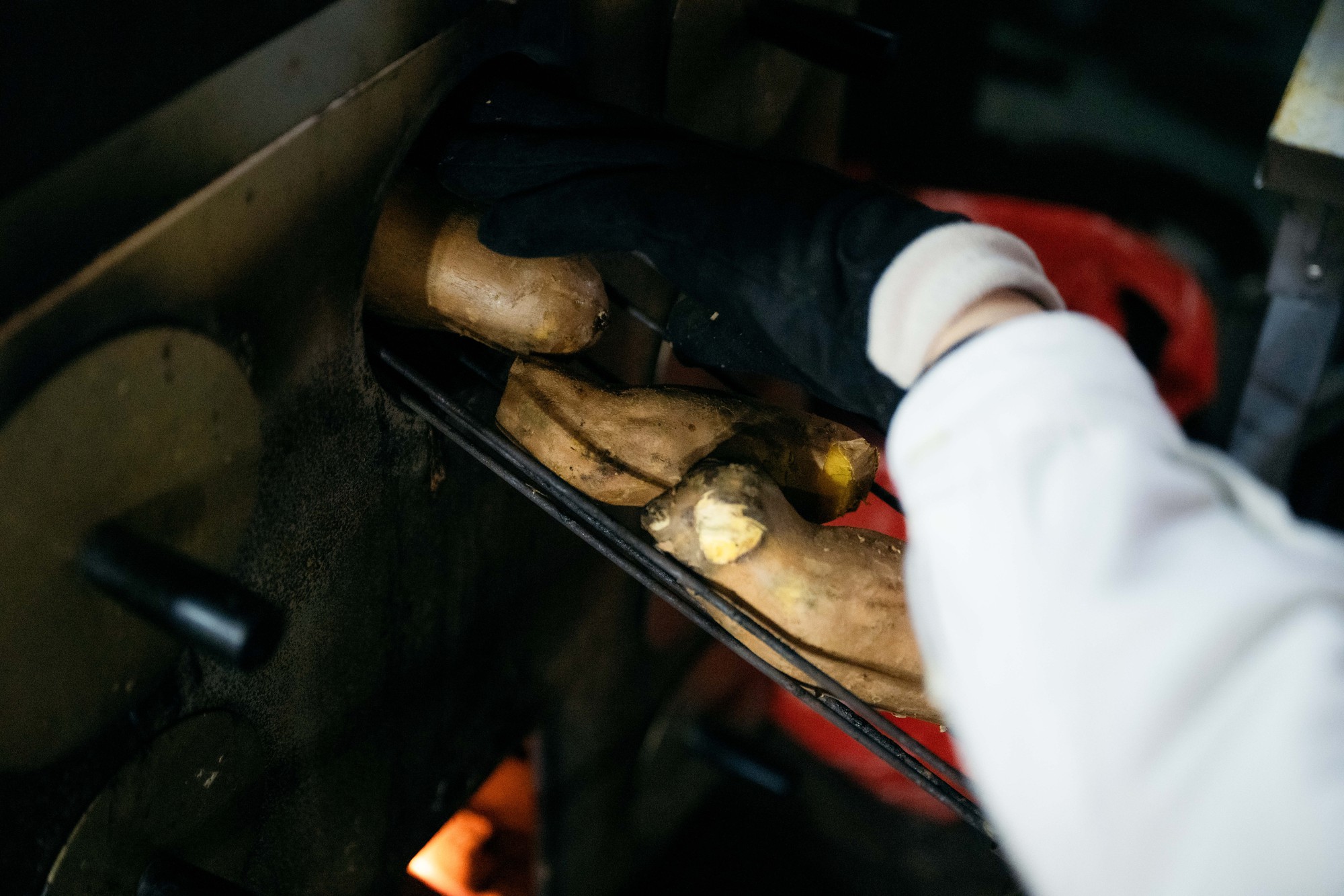 Sáng làm ngân hàng, tối bán khoai vỉa hè: Chàng trai 26 tuổi sống cùng lúc 2 cuộc đời ở Hà Nội- Ảnh 3. Sáng làm ngân hàng, tối bán khoai vỉa hè: Chàng trai 26 tuổi sống cùng lúc 2 cuộc đời ở Hà Nội- Ảnh 3.