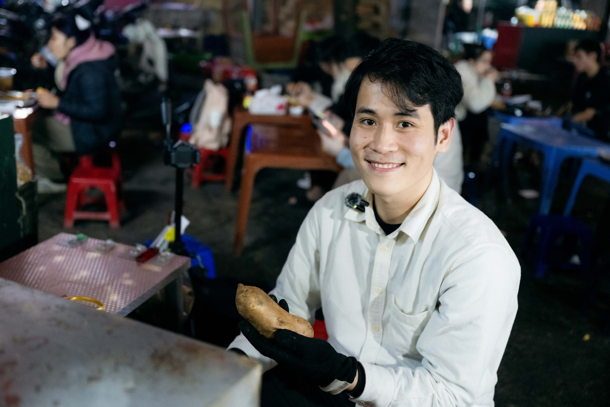 Sáng làm ngân hàng, tối bán khoai vỉa hè: Chàng trai 26 tuổi sống cùng lúc 2 cuộc đời ở Hà Nội- Ảnh 5. Sáng làm ngân hàng, tối bán khoai vỉa hè: Chàng trai 26 tuổi sống cùng lúc 2 cuộc đời ở Hà Nội- Ảnh 5.