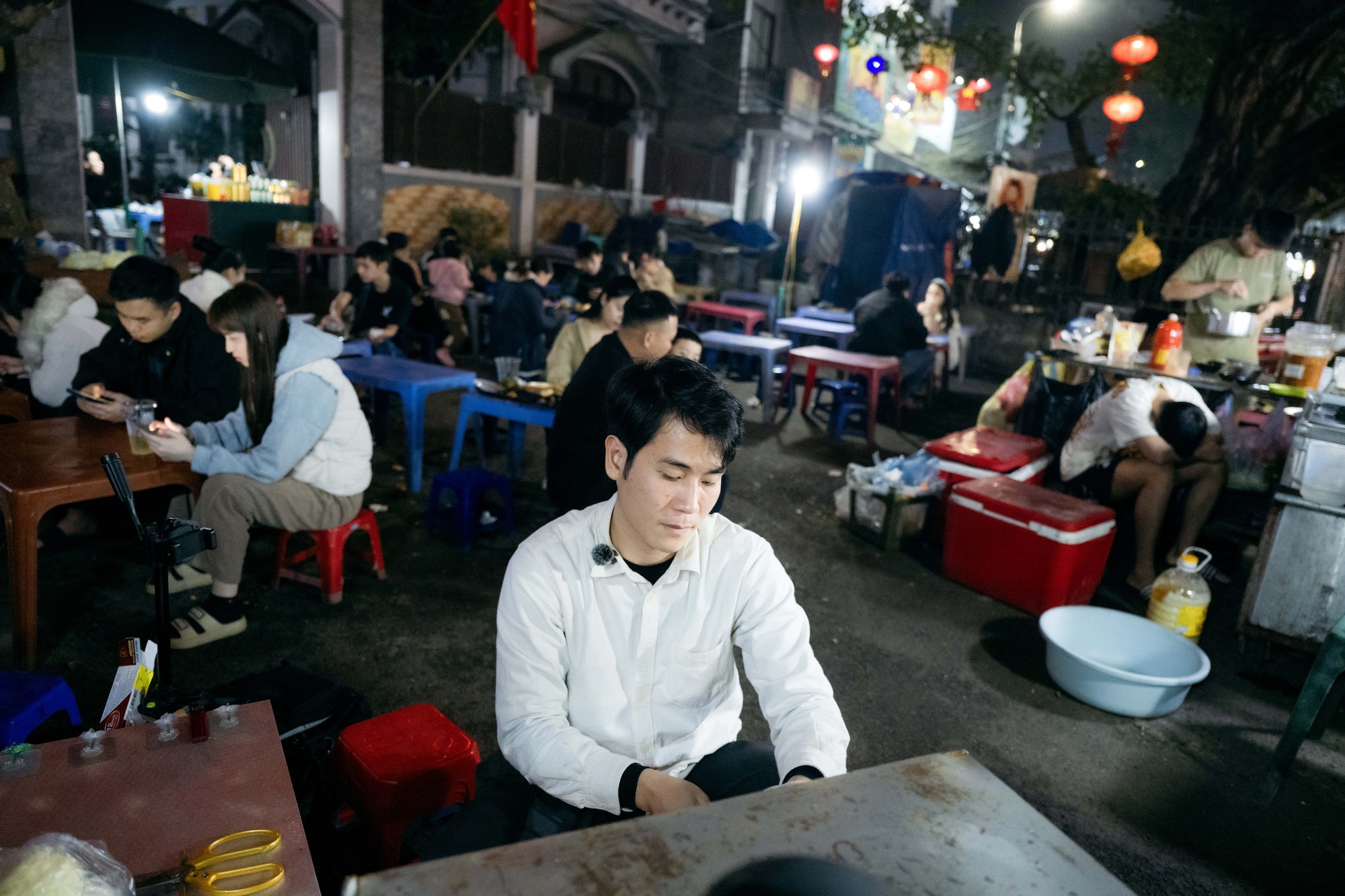 Sáng làm ngân hàng, tối bán khoai vỉa hè: Chàng trai 26 tuổi sống cùng lúc 2 cuộc đời ở Hà Nội- Ảnh 7. Sáng làm ngân hàng, tối bán khoai vỉa hè: Chàng trai 26 tuổi sống cùng lúc 2 cuộc đời ở Hà Nội- Ảnh 7.