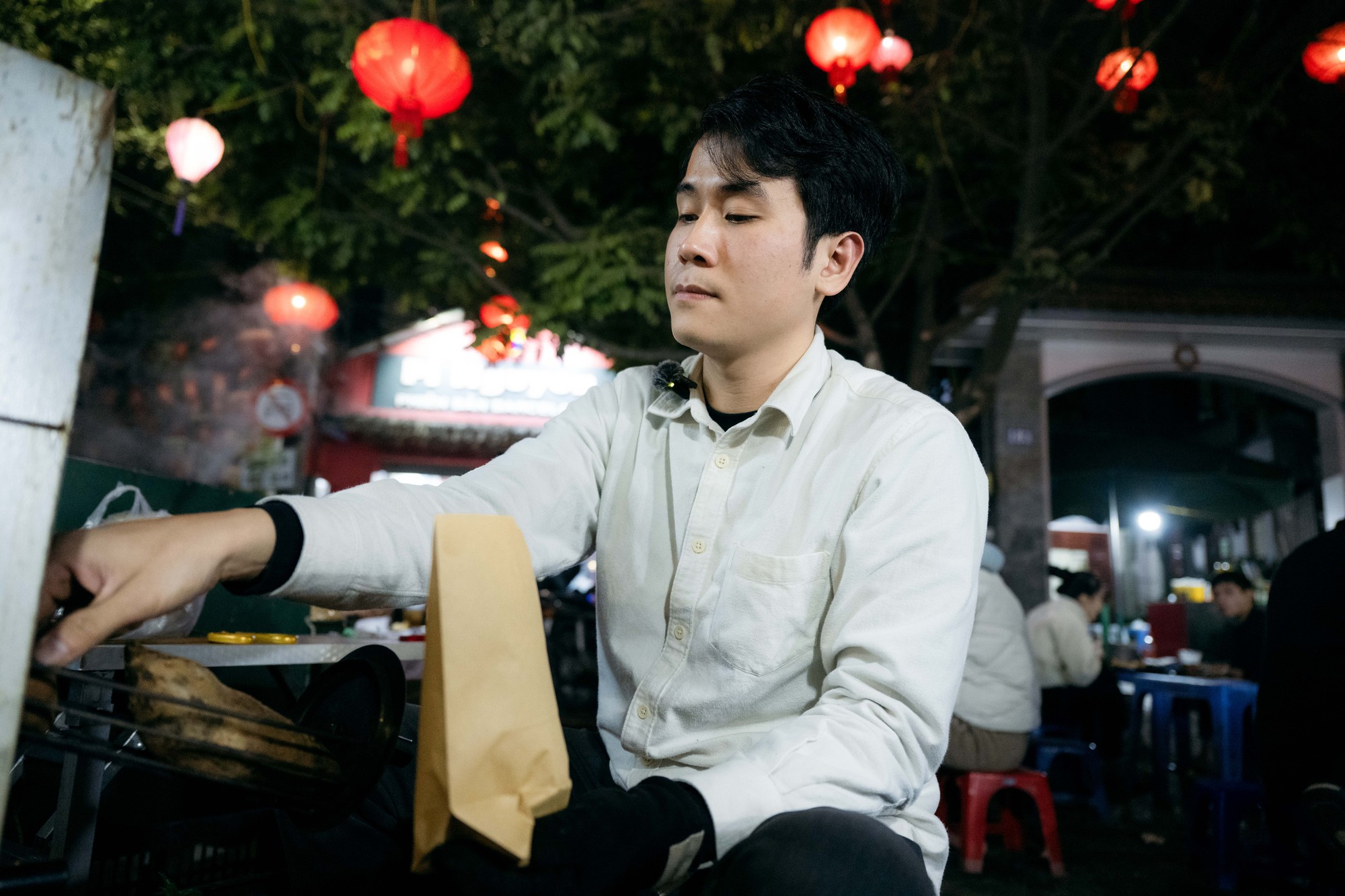 Sáng làm ngân hàng, tối bán khoai vỉa hè: Chàng trai 26 tuổi sống cùng lúc 2 cuộc đời ở Hà Nội- Ảnh 1. Sáng làm ngân hàng, tối bán khoai vỉa hè: Chàng trai 26 tuổi sống cùng lúc 2 cuộc đời ở Hà Nội- Ảnh 1.