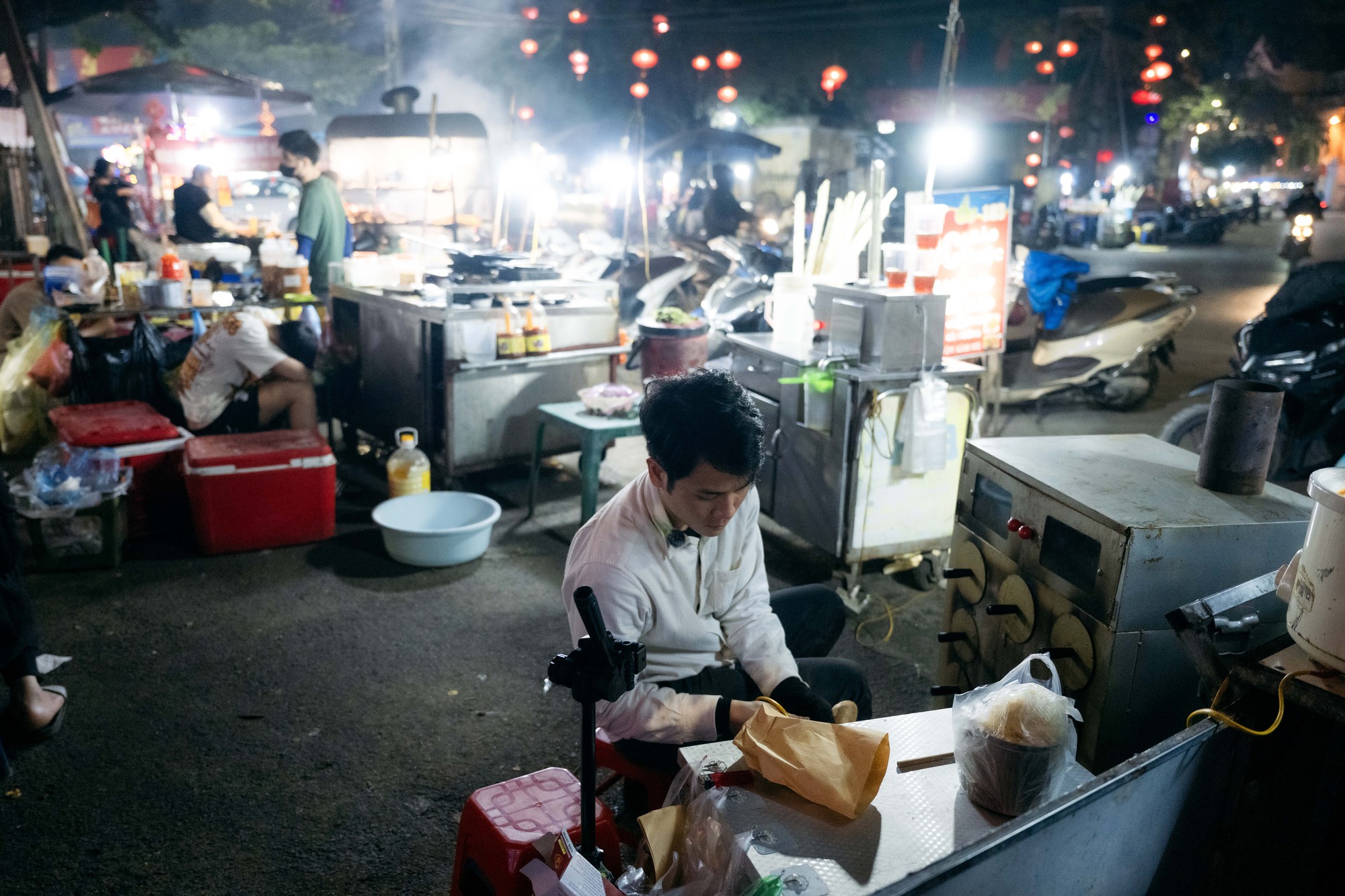Sáng làm ngân hàng, tối bán khoai vỉa hè: Chàng trai 26 tuổi sống cùng lúc 2 cuộc đời ở Hà Nội- Ảnh 6. Sáng làm ngân hàng, tối bán khoai vỉa hè: Chàng trai 26 tuổi sống cùng lúc 2 cuộc đời ở Hà Nội- Ảnh 6.