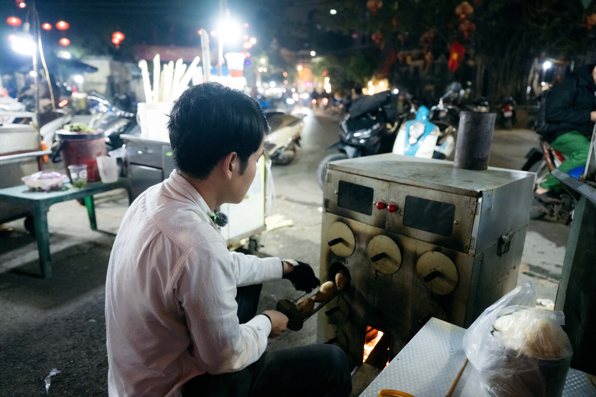 Sáng làm ngân hàng, tối bán khoai vỉa hè: Chàng trai 26 tuổi sống cùng lúc 2 cuộc đời ở Hà Nội- Ảnh 2. Sáng làm ngân hàng, tối bán khoai vỉa hè: Chàng trai 26 tuổi sống cùng lúc 2 cuộc đời ở Hà Nội- Ảnh 2.