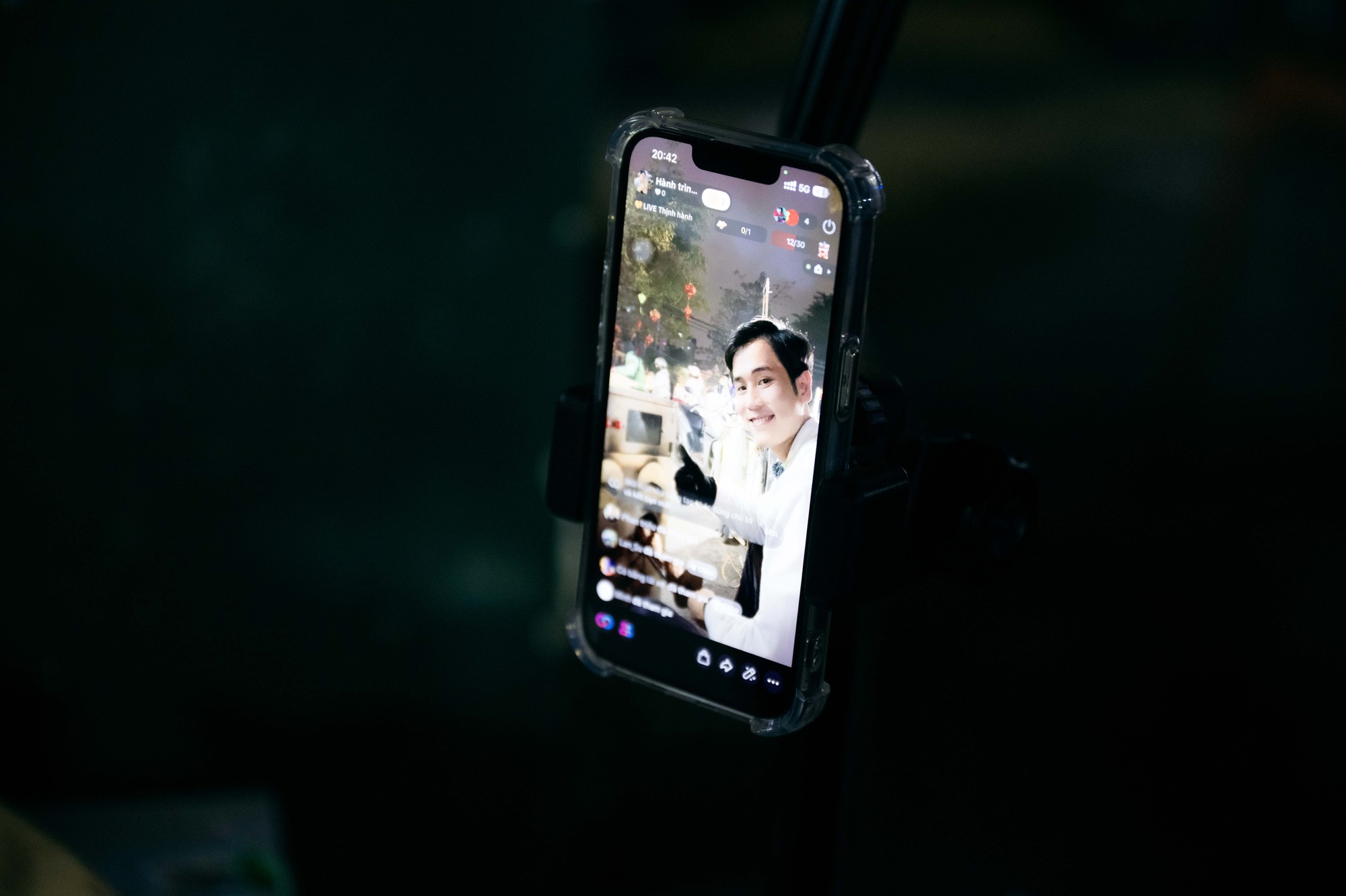 Sáng làm ngân hàng, tối bán khoai vỉa hè: Chàng trai 26 tuổi sống cùng lúc 2 cuộc đời ở Hà Nội- Ảnh 8. Sáng làm ngân hàng, tối bán khoai vỉa hè: Chàng trai 26 tuổi sống cùng lúc 2 cuộc đời ở Hà Nội- Ảnh 8.