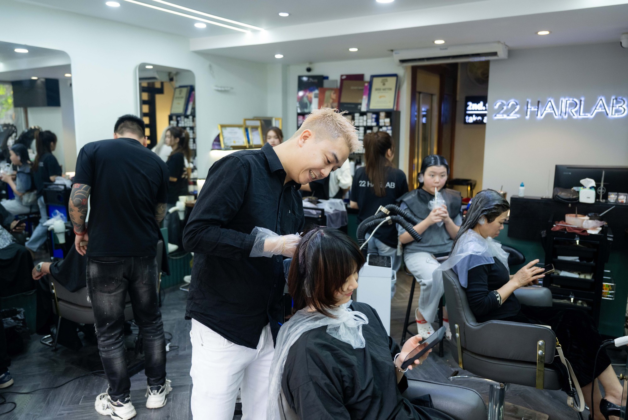 Salon t&oacute;c ng&agrave;y 28 Tết: Kh&aacute;ch xếp h&agrave;ng nườm nượp, thợ l&agrave;m hết c&ocirc;ng suất, k&iacute;n lịch đến khuya- Ảnh 5.
