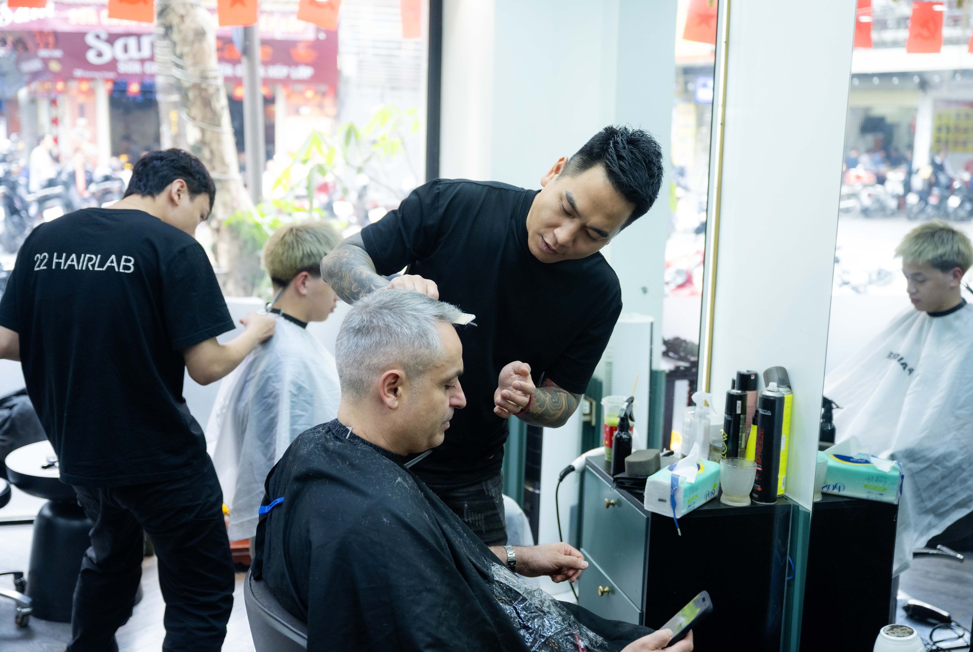 Salon t&oacute;c ng&agrave;y 28 Tết: Kh&aacute;ch xếp h&agrave;ng nườm nượp, thợ l&agrave;m hết c&ocirc;ng suất, k&iacute;n lịch đến khuya- Ảnh 6.