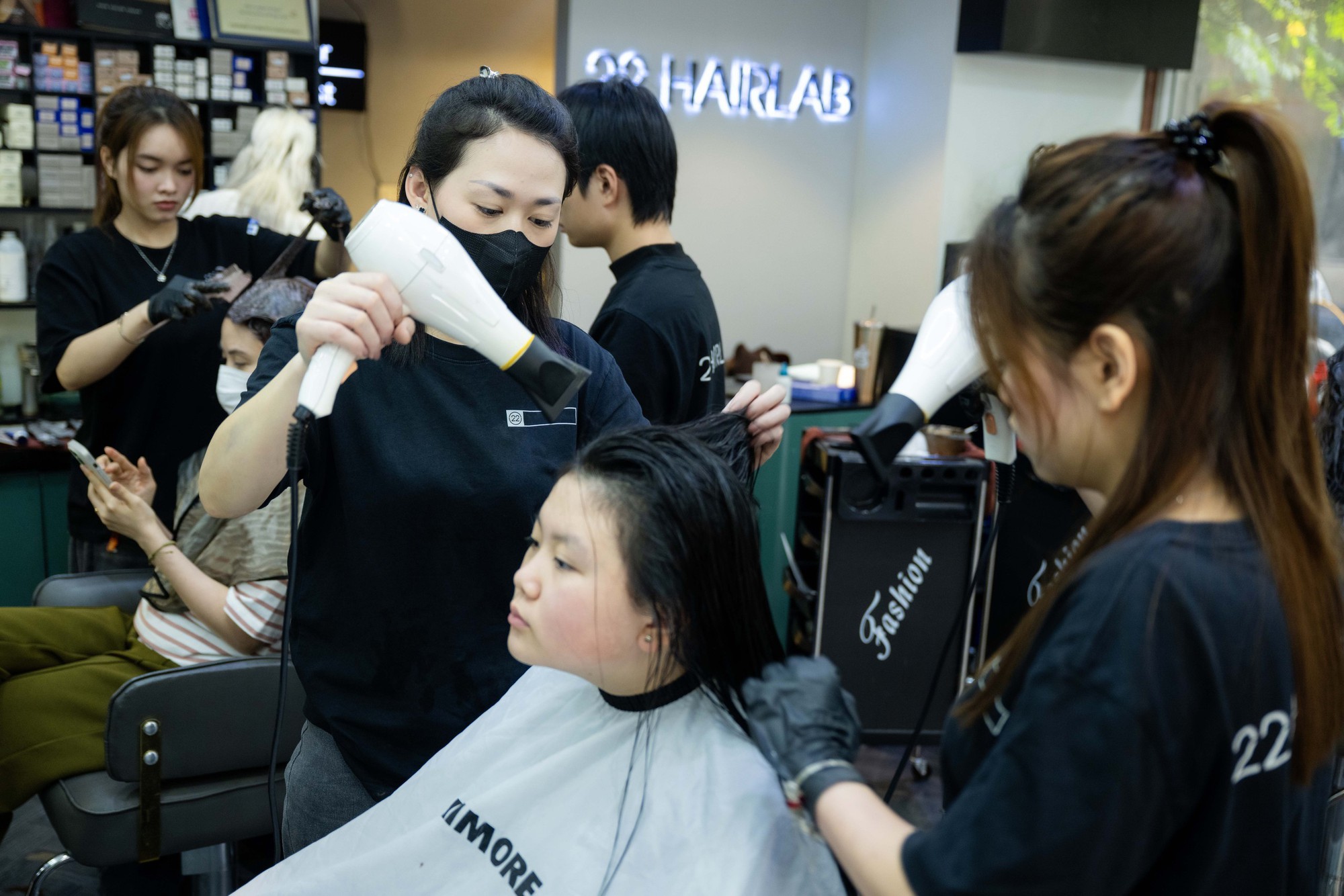 Salon t&oacute;c ng&agrave;y 28 Tết: Kh&aacute;ch xếp h&agrave;ng nườm nượp, thợ l&agrave;m hết c&ocirc;ng suất, k&iacute;n lịch đến khuya- Ảnh 1.
