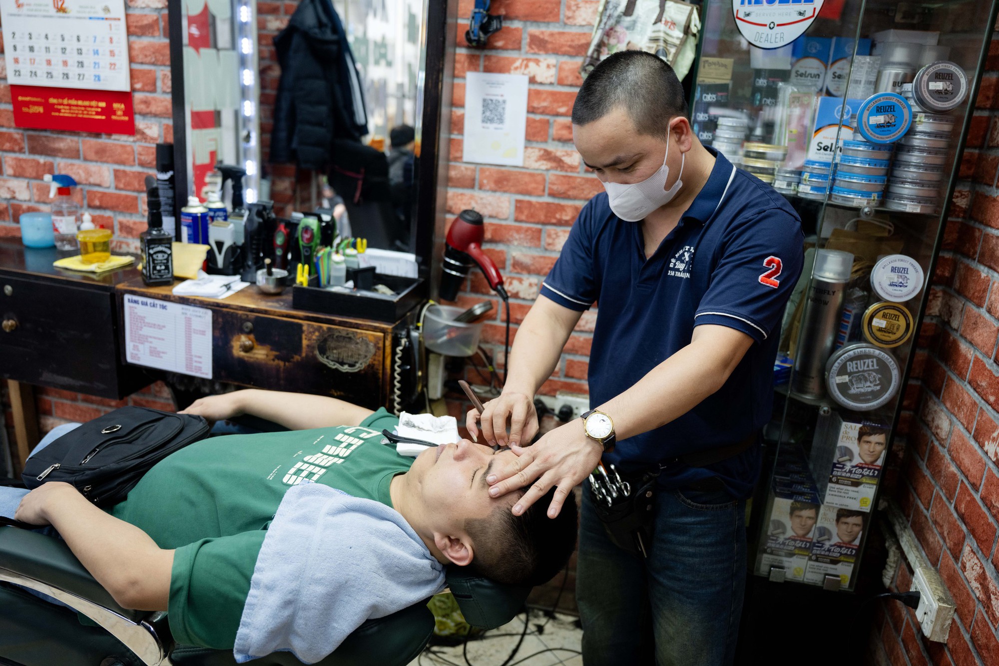 Salon t&oacute;c ng&agrave;y 28 Tết: Kh&aacute;ch xếp h&agrave;ng nườm nượp, thợ l&agrave;m hết c&ocirc;ng suất, k&iacute;n lịch đến khuya- Ảnh 4.