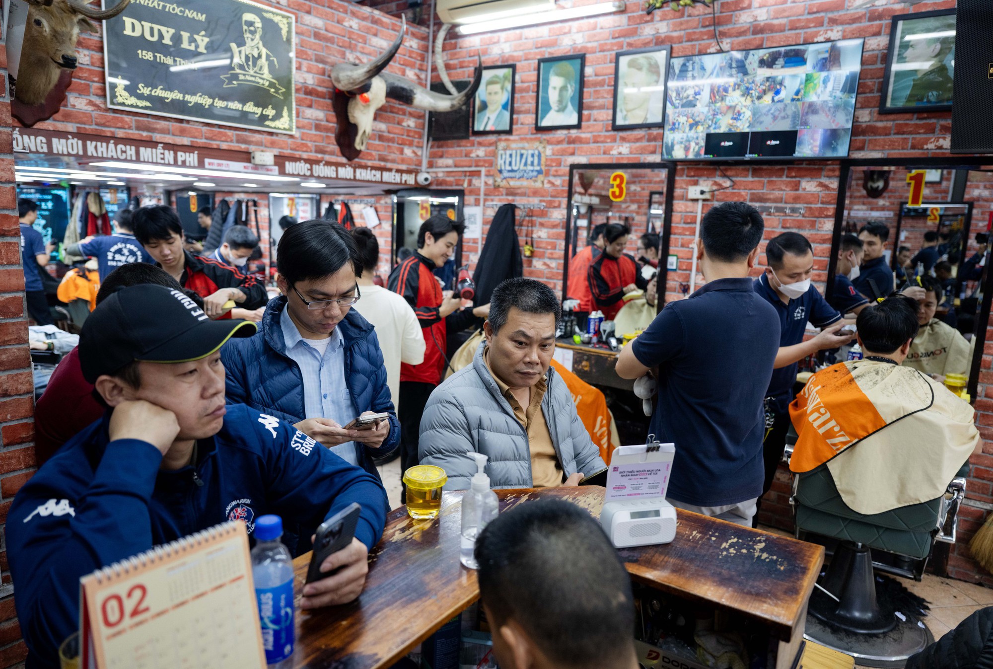 Salon t&oacute;c ng&agrave;y 28 Tết: Kh&aacute;ch xếp h&agrave;ng nườm nượp, thợ l&agrave;m hết c&ocirc;ng suất, k&iacute;n lịch đến khuya- Ảnh 2.