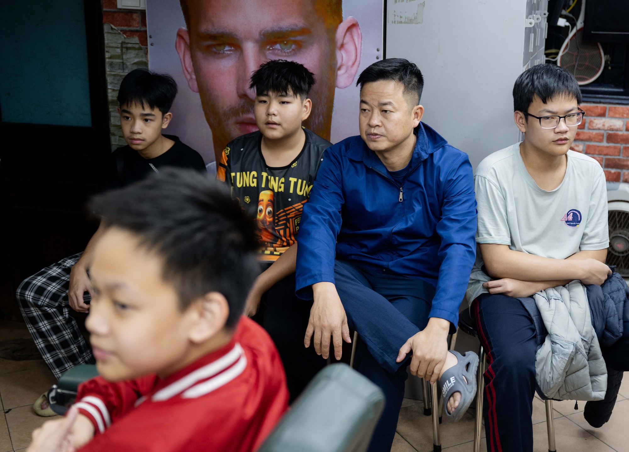 Salon t&oacute;c ng&agrave;y 28 Tết: Kh&aacute;ch xếp h&agrave;ng nườm nượp, thợ l&agrave;m hết c&ocirc;ng suất, k&iacute;n lịch đến khuya- Ảnh 8.