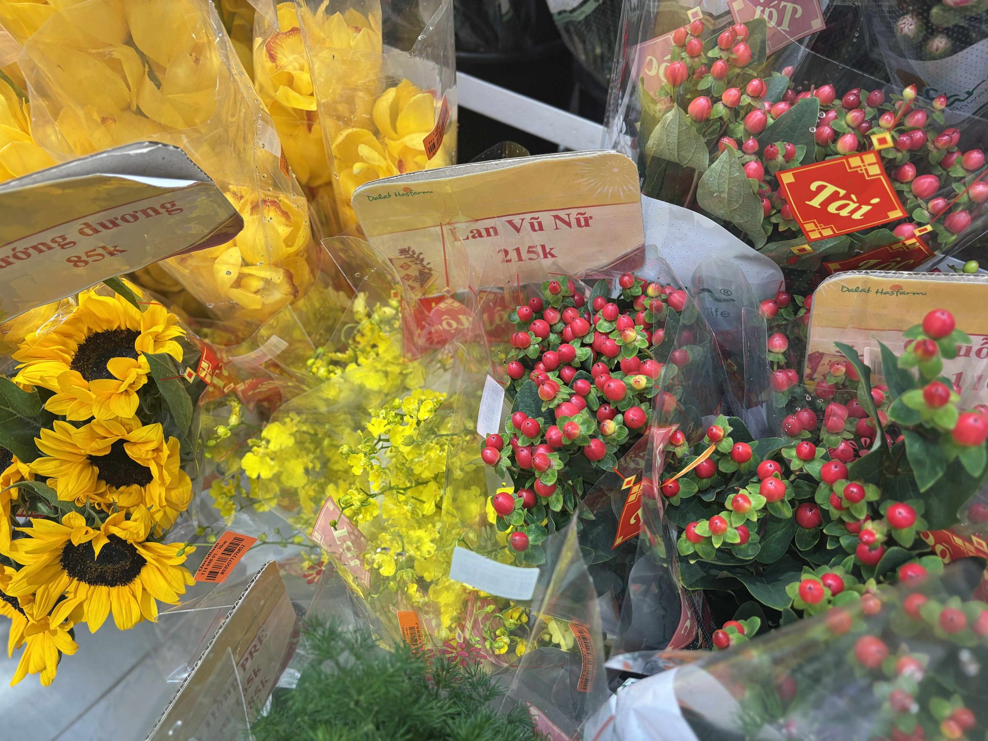 Cập nhật gi&aacute; cả hoa ng&agrave;y 28 Tết: Tuyết mai rẻ bất ngờ, c&uacute;c đẹp &ldquo;đỉnh cao&rdquo;, mộc lan trở th&agrave;nh hot trend- Ảnh 11.