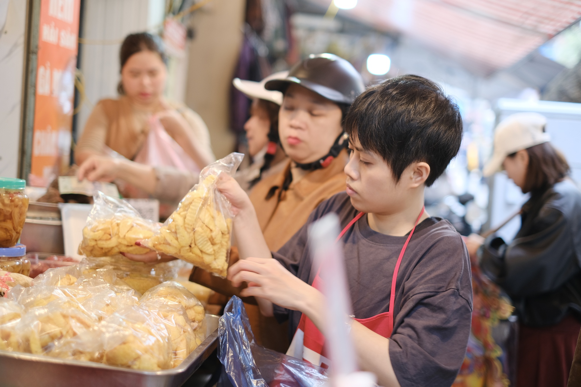 Soi gi&aacute; chợ &ldquo;nh&agrave; gi&agrave;u&rdquo; 27 Tết: G&agrave; ngậm hoa hồng gần 1 triệu đồng/con vẫn b&aacute;n v&egrave;o v&egrave;o, kh&aacute;ch n&oacute;i một c&acirc;u nghe l&agrave; hiểu v&igrave; sao- Ảnh 7.