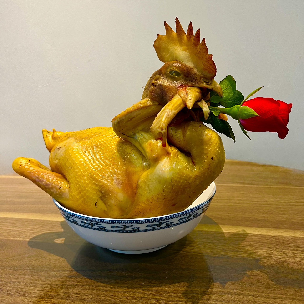 Luộc g&agrave; c&uacute;ng giao thừa chớ bỏ qua 3 thao t&aacute;c quan trọng: G&agrave; đẹp, v&agrave;ng ươm, thịt căng mọng, kh&ocirc;ng kh&ocirc;- Ảnh 1.