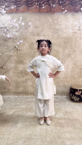 "L&ecirc;n con nhạc Tết" cho Lisa - Anna nh&agrave; Kh&aacute;nh Thi - Phan Hiển: Visual tiểu c&ocirc;ng ch&uacute;a xinh qu&aacute; đi mất, nhảy cực y&ecirc;u- Ảnh 2.