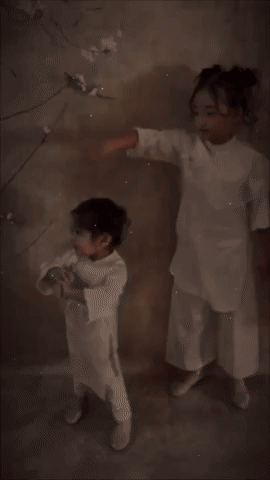 "L&ecirc;n con nhạc Tết" cho Lisa - Anna nh&agrave; Kh&aacute;nh Thi - Phan Hiển: Visual tiểu c&ocirc;ng ch&uacute;a xinh qu&aacute; đi mất, nhảy cực y&ecirc;u- Ảnh 1.