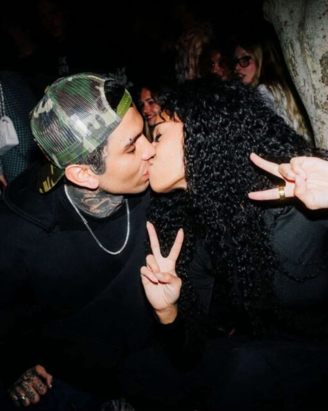 Hot nhất 28 Tết: Nữ ca sĩ gen Z hôn bạn trai nồng nàn cháy bỏng, thái độ quay ngoắt sau đó mới đáng bàn- Ảnh 1. Hot nhất 28 Tết: Nữ ca sĩ gen Z hôn bạn trai nồng nàn cháy bỏng, thái độ quay ngoắt sau đó mới đáng bàn- Ảnh 1.