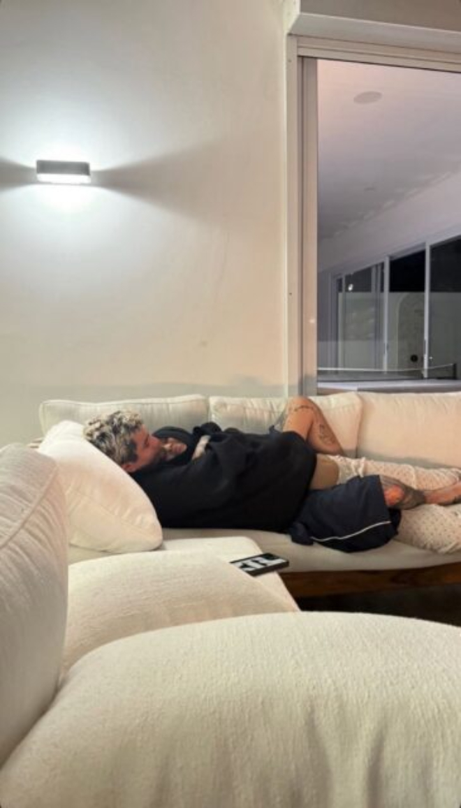 Hot nhất 28 Tết: Nữ ca sĩ gen Z hôn bạn trai nồng nàn cháy bỏng, thái độ quay ngoắt sau đó mới đáng bàn- Ảnh 3. Hot nhất 28 Tết: Nữ ca sĩ gen Z hôn bạn trai nồng nàn cháy bỏng, thái độ quay ngoắt sau đó mới đáng bàn- Ảnh 3.