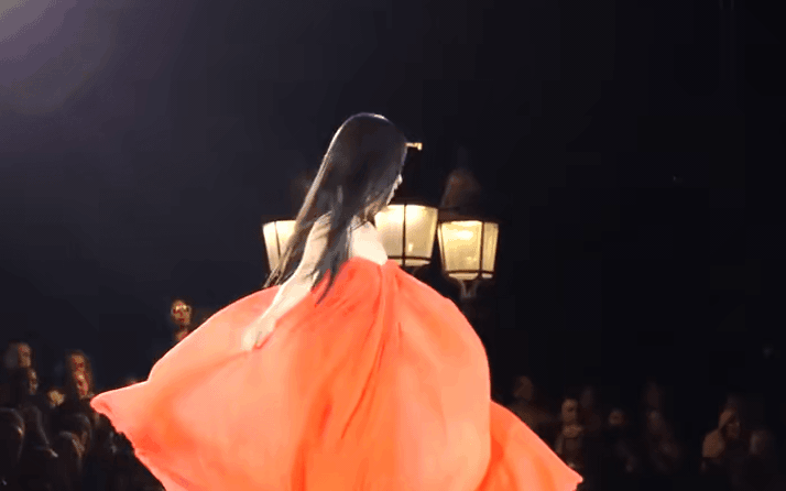 Ngắm mỹ nh&acirc;n n&agrave;y như thấy cả biển xanh m&acirc;y trắng nắng v&agrave;ng: Hội tụ vẻ đẹp đất trời, đỉnh cao nhan sắc showbiz