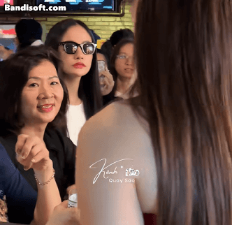 Bắt thóp cặp đôi Vbiz rải hint hẹn hò khắp nơi, ra mắt bố mẹ ngay giữa thảm đỏ thì chối đằng trời- Ảnh 4. Bắt thóp cặp đôi Vbiz rải hint hẹn hò khắp nơi, ra mắt bố mẹ ngay giữa thảm đỏ thì chối đằng trời- Ảnh 4.