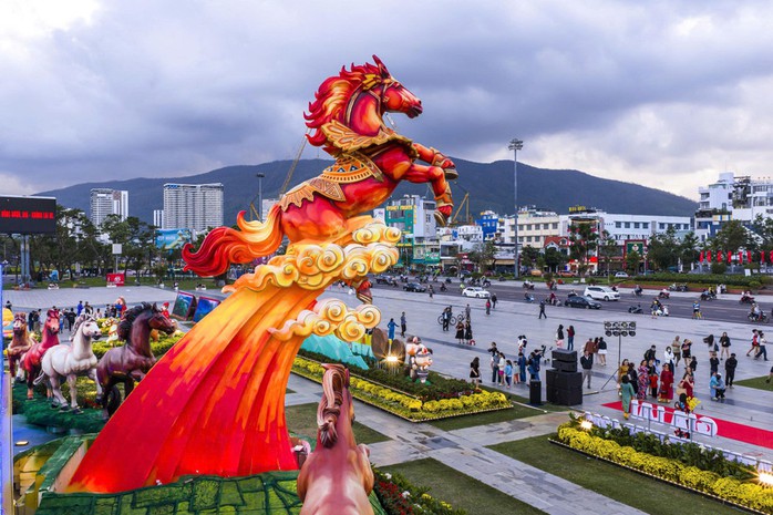 Đổ xô check-in linh vật ngựa “mặt cộc” gây bão mạng xã hội ở phố biển Quy Nhơn - Ảnh 4. Đổ xô check-in linh vật ngựa “mặt cộc” gây bão mạng xã hội ở phố biển Quy Nhơn - Ảnh 4.