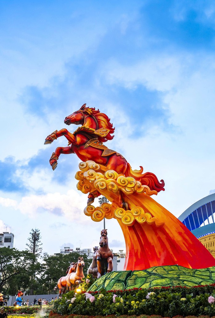 Đổ xô check-in linh vật ngựa “mặt cộc” gây bão mạng xã hội ở phố biển Quy Nhơn - Ảnh 5. Đổ xô check-in linh vật ngựa “mặt cộc” gây bão mạng xã hội ở phố biển Quy Nhơn - Ảnh 5.