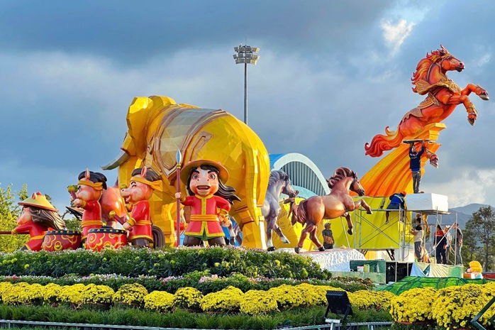 Đổ xô check-in linh vật ngựa “mặt cộc” gây bão mạng xã hội ở phố biển Quy Nhơn - Ảnh 9. Đổ xô check-in linh vật ngựa “mặt cộc” gây bão mạng xã hội ở phố biển Quy Nhơn - Ảnh 9.