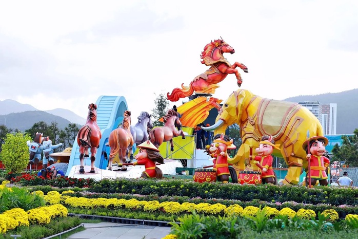 Đổ xô check-in linh vật ngựa “mặt cộc” gây bão mạng xã hội ở phố biển Quy Nhơn - Ảnh 10. Đổ xô check-in linh vật ngựa “mặt cộc” gây bão mạng xã hội ở phố biển Quy Nhơn - Ảnh 10.