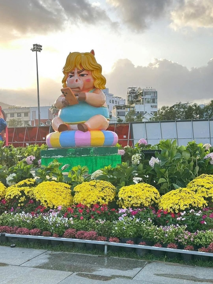 Đổ xô check-in linh vật ngựa “mặt cộc” gây bão mạng xã hội ở phố biển Quy Nhơn - Ảnh 12. Đổ xô check-in linh vật ngựa “mặt cộc” gây bão mạng xã hội ở phố biển Quy Nhơn - Ảnh 12.