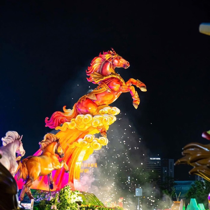 Đổ xô check-in linh vật ngựa “mặt cộc” gây bão mạng xã hội ở phố biển Quy Nhơn - Ảnh 13. Đổ xô check-in linh vật ngựa “mặt cộc” gây bão mạng xã hội ở phố biển Quy Nhơn - Ảnh 13.