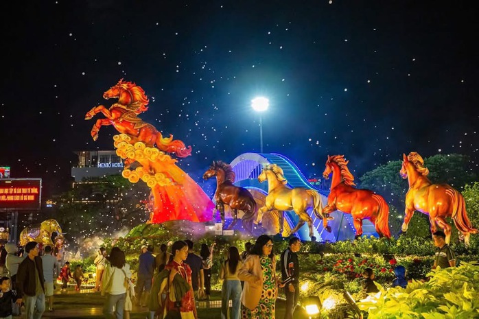 Đổ xô check-in linh vật ngựa “mặt cộc” gây bão mạng xã hội ở phố biển Quy Nhơn - Ảnh 14. Đổ xô check-in linh vật ngựa “mặt cộc” gây bão mạng xã hội ở phố biển Quy Nhơn - Ảnh 14.