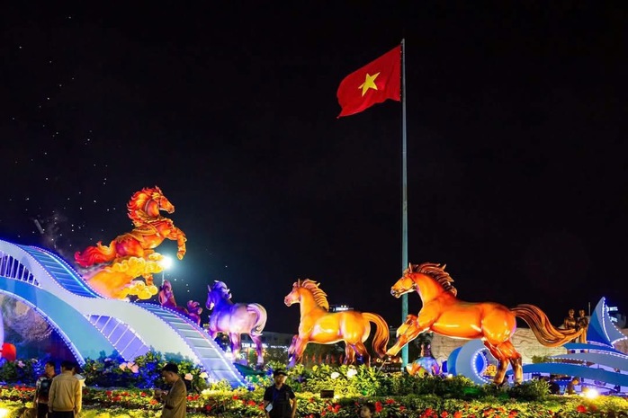 Đổ xô check-in linh vật ngựa “mặt cộc” gây bão mạng xã hội ở phố biển Quy Nhơn - Ảnh 15. Đổ xô check-in linh vật ngựa “mặt cộc” gây bão mạng xã hội ở phố biển Quy Nhơn - Ảnh 15.