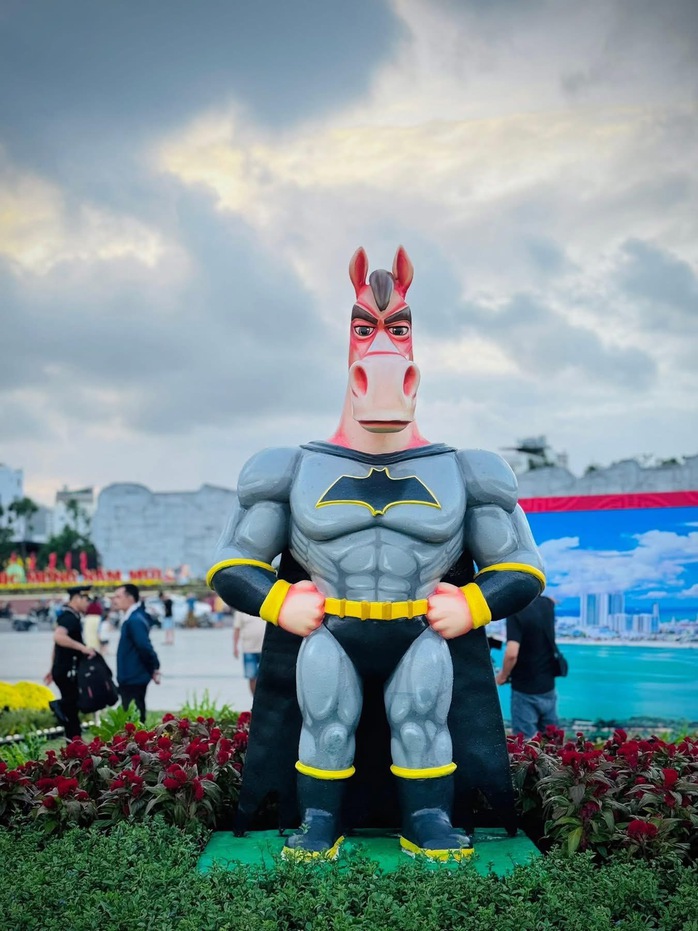 Đổ xô check-in linh vật ngựa “mặt cộc” gây bão mạng xã hội ở phố biển Quy Nhơn - Ảnh 17. Đổ xô check-in linh vật ngựa “mặt cộc” gây bão mạng xã hội ở phố biển Quy Nhơn - Ảnh 17.