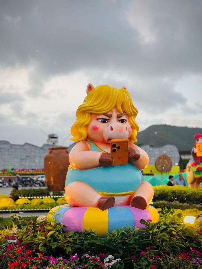 Đổ xô check-in linh vật ngựa “mặt cộc” gây bão mạng xã hội ở phố biển Quy Nhơn - Ảnh 18. Đổ xô check-in linh vật ngựa “mặt cộc” gây bão mạng xã hội ở phố biển Quy Nhơn - Ảnh 18.