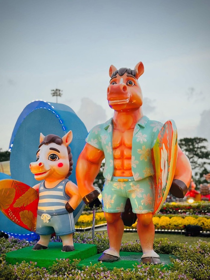 Đổ xô check-in linh vật ngựa “mặt cộc” gây bão mạng xã hội ở phố biển Quy Nhơn - Ảnh 19. Đổ xô check-in linh vật ngựa “mặt cộc” gây bão mạng xã hội ở phố biển Quy Nhơn - Ảnh 19.