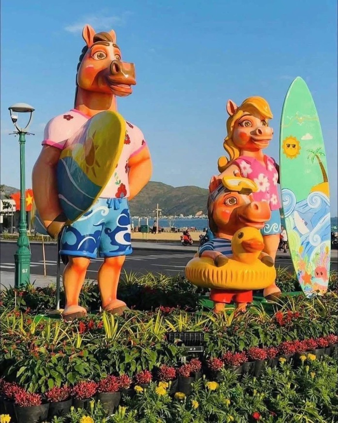 Đổ xô check-in linh vật ngựa “mặt cộc” gây bão mạng xã hội ở phố biển Quy Nhơn - Ảnh 20. Đổ xô check-in linh vật ngựa “mặt cộc” gây bão mạng xã hội ở phố biển Quy Nhơn - Ảnh 20.