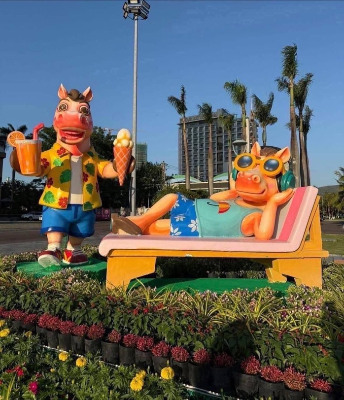 Đổ xô check-in linh vật ngựa “mặt cộc” gây bão mạng xã hội ở phố biển Quy Nhơn - Ảnh 21. Đổ xô check-in linh vật ngựa “mặt cộc” gây bão mạng xã hội ở phố biển Quy Nhơn - Ảnh 21.